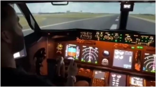 Jesé Rodríguez pilotando el simulador de aviones (Instagram: @jeserodriguez10)