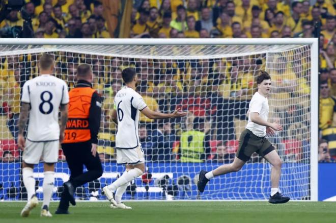 El espontáneo en la final de Champions entre Borussia Dortmund y Real Madrid.