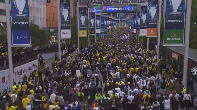 Aficionados del Real Madrid y Borussia Dortmund en las inmediaciones de Wembley (foto: captura Reuters)