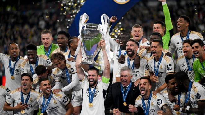 Nacho Fernández levanta la 15ª Champions League del Real Madrid (foto: Europa Press).