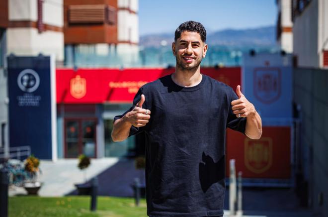 Ayoze Pérez a su llegada a la concentración. (Fuente: @Sefutbol)