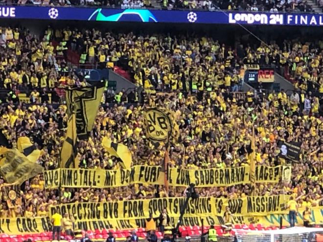 Las pancartas de aficionados del Borussia Dortmund contra la UEFA.
