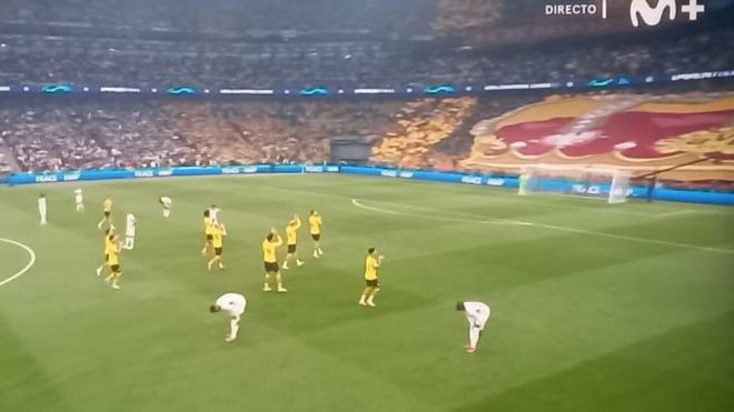 Los jugadores del Borussia aplaudiendo a los suyos (Captura retransmisión Movistar +)