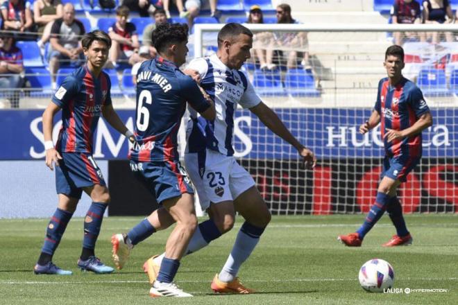Javi Mier (Huesca) y Ángel Algobia (Levante), en la última jornada de la pasada temporada (Foto: LALIGA).