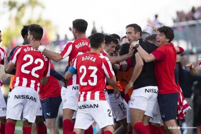 Los jugadores del Sporting celebran el gol en Elda (Foto: LaLiga).