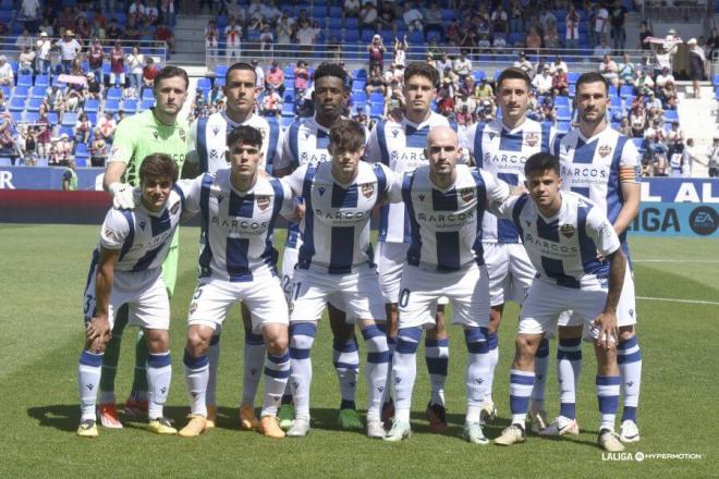 El último once del Levante de la temporada 2023/2024 en su visita a El Alcoraz de Huesca (Foto: LALIGA).
