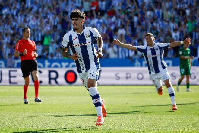 Juan Cruz, celebrando su tanto ante el Elche (Foto: EFE).