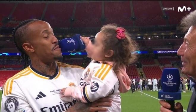 Éder Militao, con su hija en Wembley (Imagen: Movistar+).