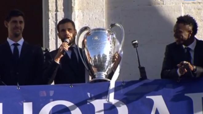 Los jugadores del Real Madrid en el balcón de la Puerta del Sol