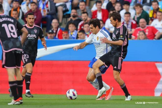 Iván Azón pelea un balón en el Real Zaragoza - Albacete BP (Foto: LALIGA Hypermotion)