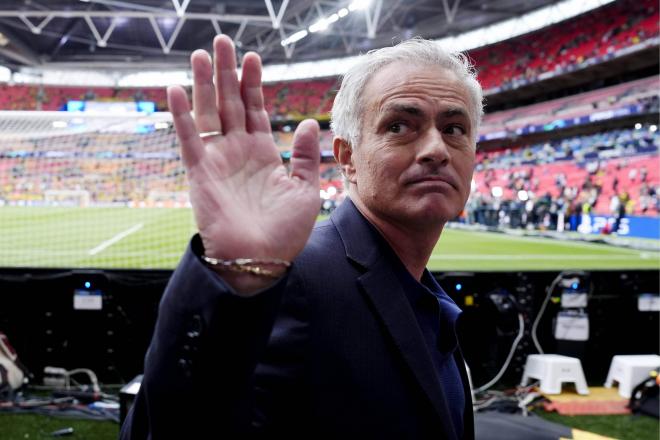 José Mourinho saluda antes de la final de Champions en Wembley (Foto: Cordon Press).