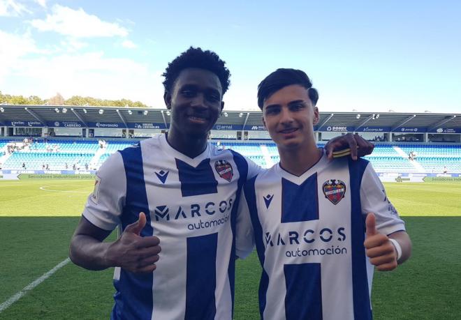 Lass y Paco Cortés, debutantes con el primer equipo en el Huesca-Levante (Foto: LUD).