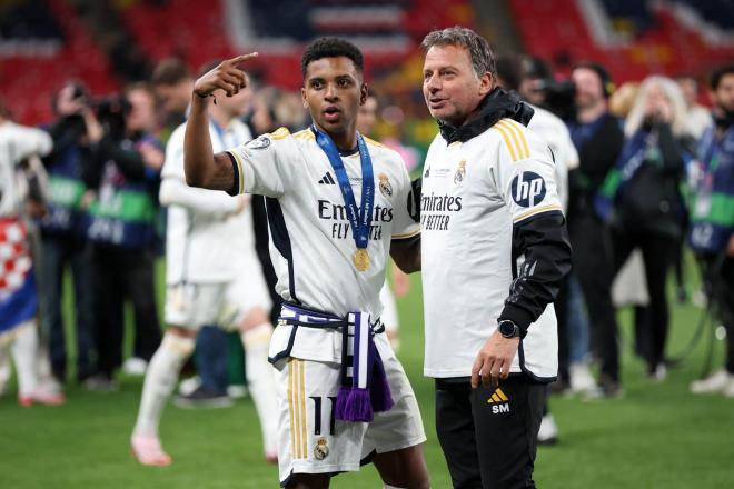 Rodrygo, con un asistente técnico del Real Madrid, en Wembley (Foto: EFE).