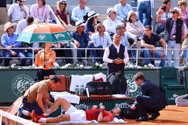 Novak Djokovic siendo atendido de su rodilla (Cordon Press)