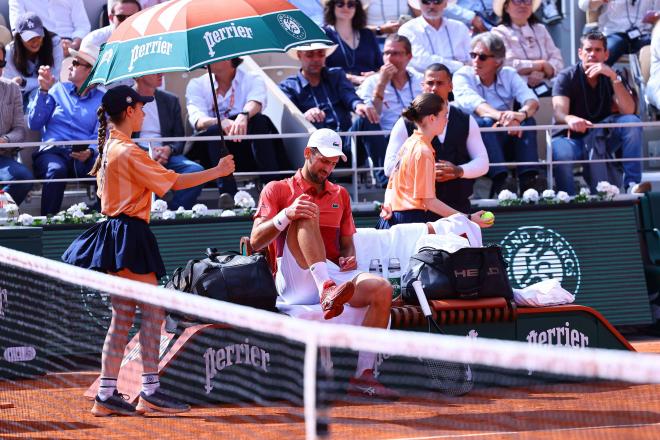 Novak Djokovic se dolía de su rodilla en el segundo set (Cordon Press)