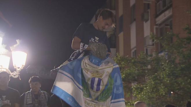 Sergio González engalana la fuente con la bandera del Leganés