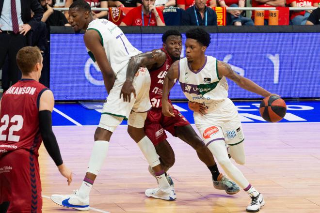 Tyson Carter avanza en el pick and roll ante UCAM. (Foto: EFE/Marcial Guillén)