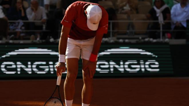 Novak Djokovic doliéndose de su rodilla en Roland Garros (Cordon Press)