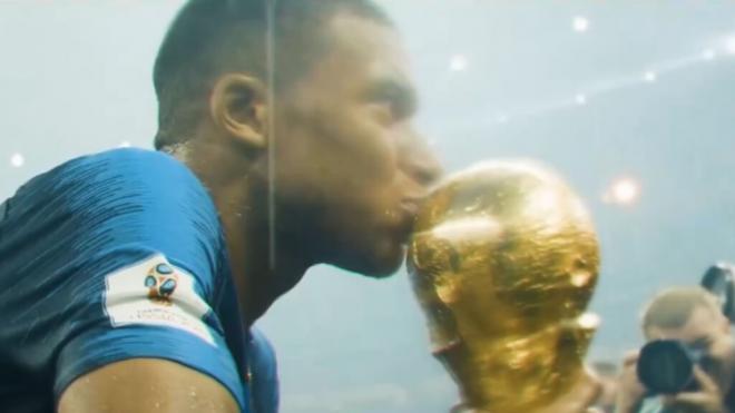 Kylian Mbappé, besando la Copa del Mundo en el vídeo del Real Madrid (@realmadrid)