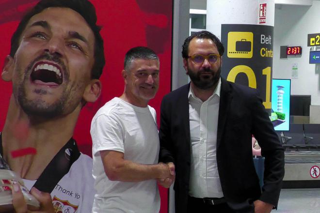 García Pimienta, junto a Víctor Orta, en su llegada a Sevilla (Foto: EFE).