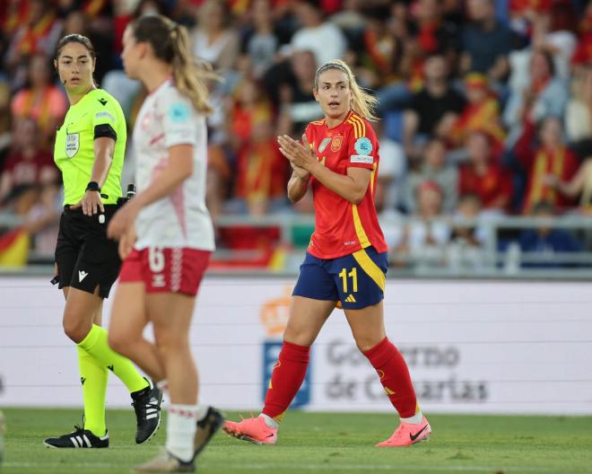 Alexia Putellas aplaude durante el España-Dinamarca (Foto: SeFutbolFem).