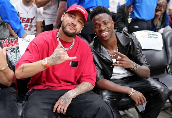 Neymar y Vinicius, en un partido de la NBA (FOTO: Cordón Press).