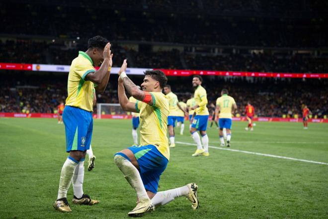 Lucas Paquetá celebra con Endrick su gol ante España (Cordon Press)