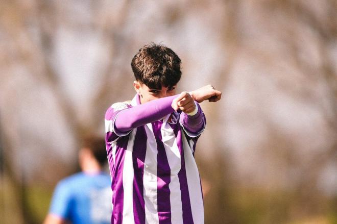 Víctor Fernández Jr celebra un gol.