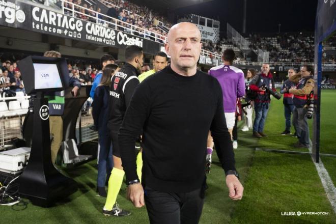 Julián Calero, durante su estancia en el banquillo del FC Cartagena (Foto: LALIGA).