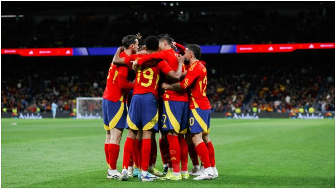 La Selección Española celebrando un gol en el Santiago Bernabéu (Foto: Cordon Press)