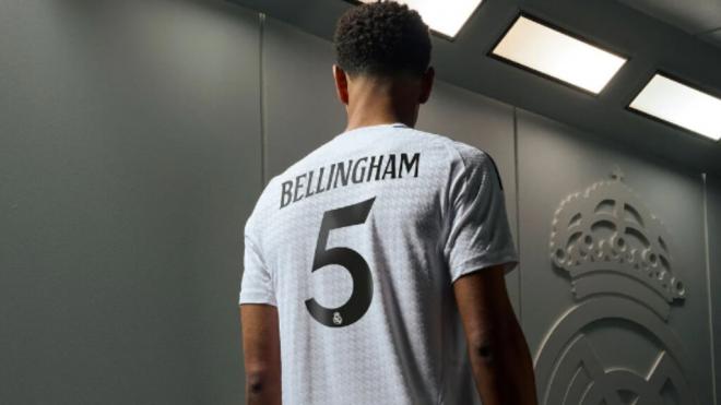 Jude Bellingham con la nueva camiseta del Real Madrid (Foto: Real Madrid CF)