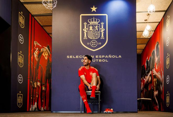 Ayoze Pérez con la Selección Española. (Foto: @Sefutbol)