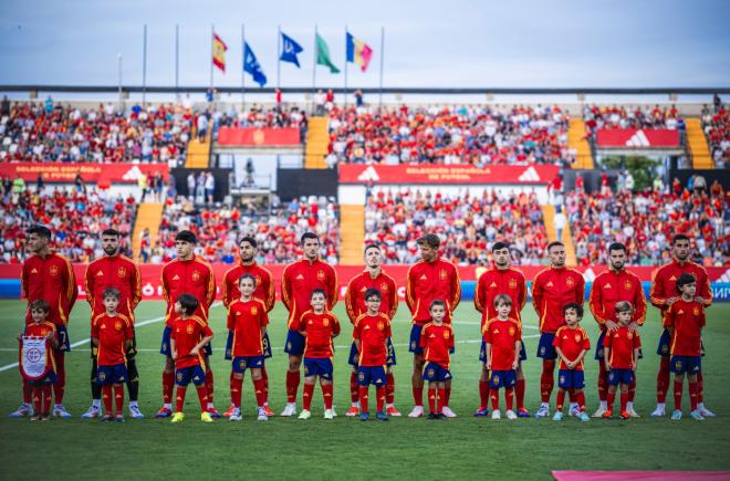 Los jugadores de la Selección España, antes del inicio del partido frente a Andorra (Foto: @SEFutbol)