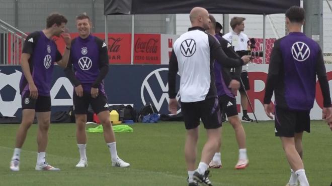 Kroos, Müller y Kimmich durante el entrenamiento de la Selección Alemana (Fuente: SNTV)