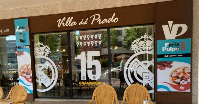 Un bar de Valladolid estampa en su cristalera las 15 Champions del Real Madrid.