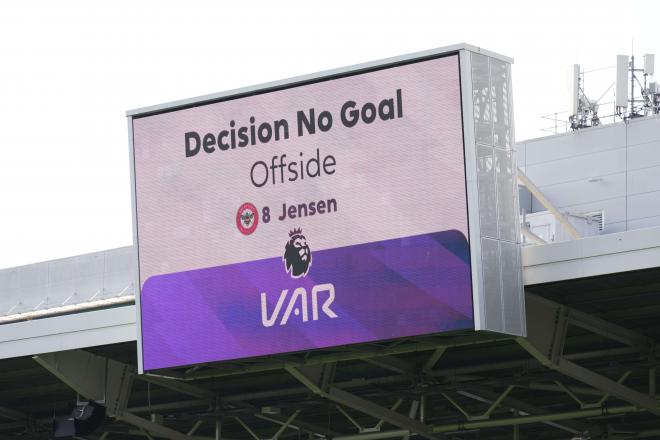 Una decisión del VAR en las pantallas de la Premier League (Cordon Press)