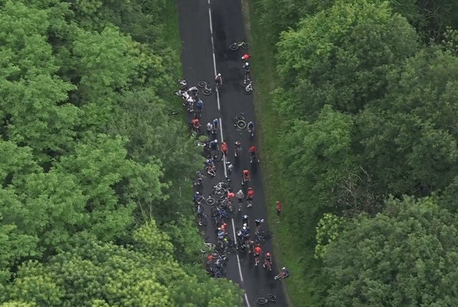 La caída masiva en Dauphiné (Foto: Eurosport).