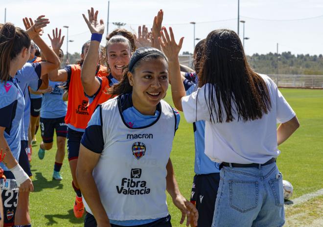 Paula Fernández es una de las indiscutibles en la sala de máquinas del Levante de Sánchez Vera (Foto: LUD).