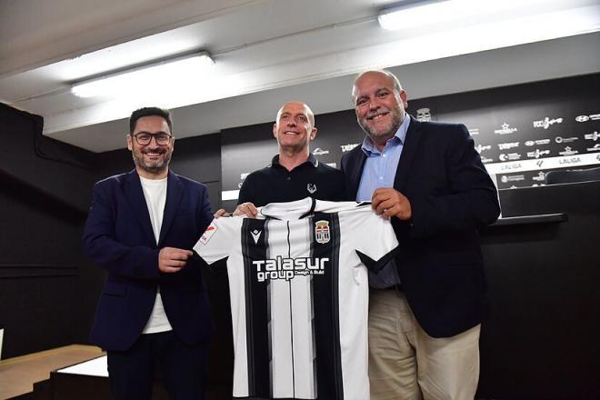 Calero, con Paco Belmonte y Manuel Sánchez Breis, presidente y director deportivo del Cartagena (Foto: FC Cartagena).