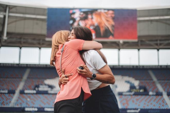La petición de mano de Alba Redondo a Cristina Monleón en el césped del Ciutat de València (Foto: LUD).