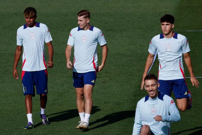 Lamine Yamal, Fermín López y Pau Cubarsí, en un entrenamiento con la Selección Española (Foto: