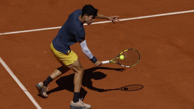 Carlos Alcaraz, durante su enfrentamiento con Jannik Sinner en Roland Garros (Foto: Europa Press).