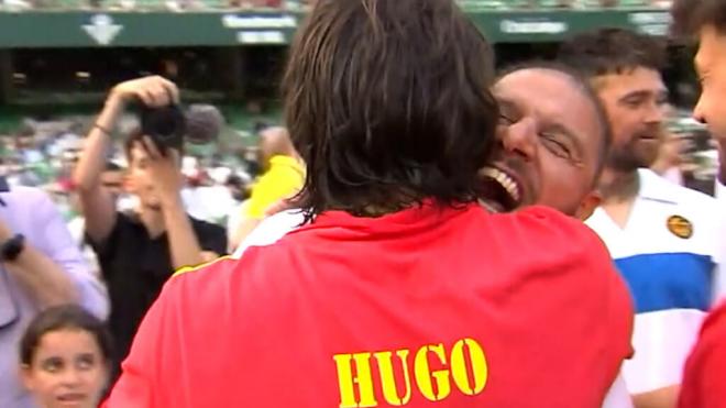 Joaquín y Hugo Salazar se abrazan en el Partido de la Alegría