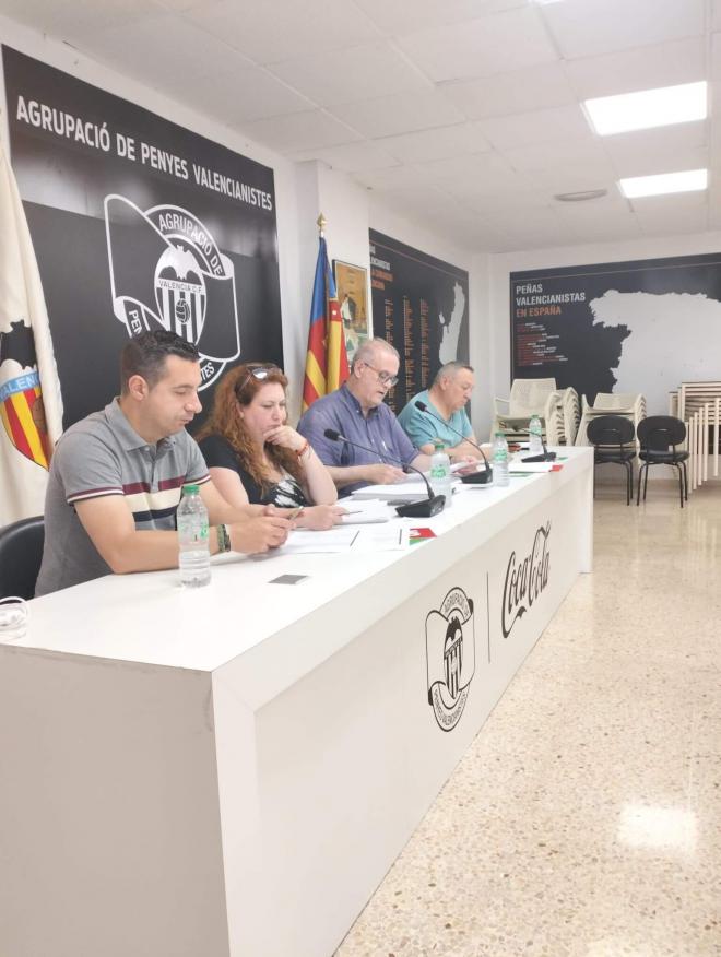 La Agrupación de Peñas del Valencia CF reunida