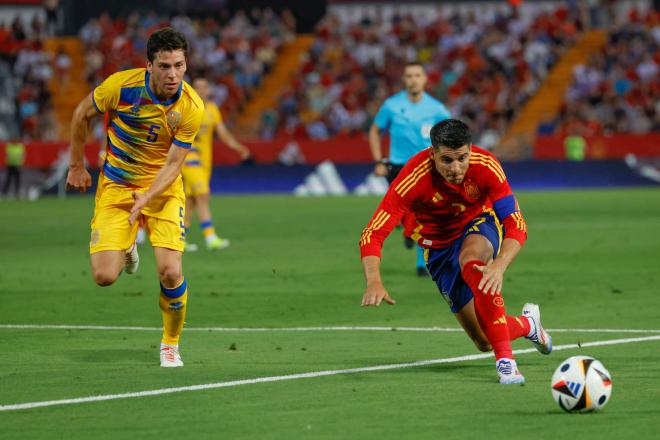 Álvaro Morata peleando un balón en el amistoso España-Gibraltar (Foto: EFE).