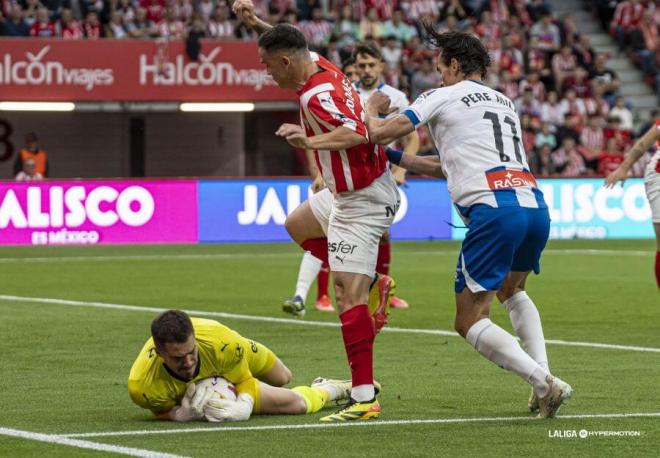 Lance del partido entre el Sporting y el Espanyol en El Molinón (Foto: LaLiga).