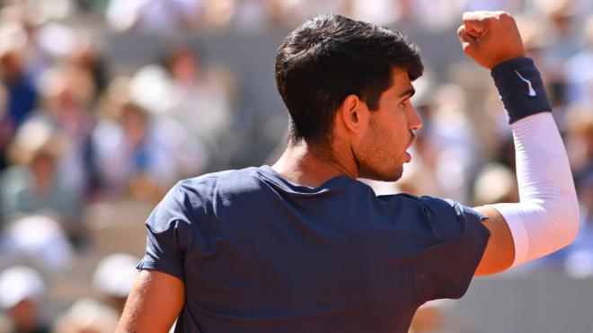 Alcaraz celebrando un punto (X: @rolandgarros)