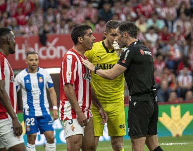 Cote conversa con González Esteban en el duelo ante el Espanyol (Foto: LaLiga).