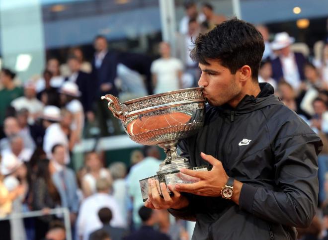 Carlos Alcaraz besando el trofeo de Roland Garros 2024 (Foto: EFE).