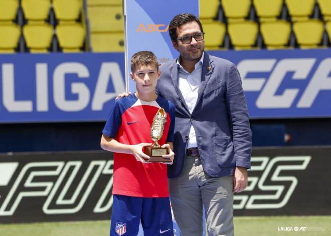 Emir posa con el trofeo que le acredita como máximo goleador de LALIGA FC FUTURES (Foto: LALIGA).